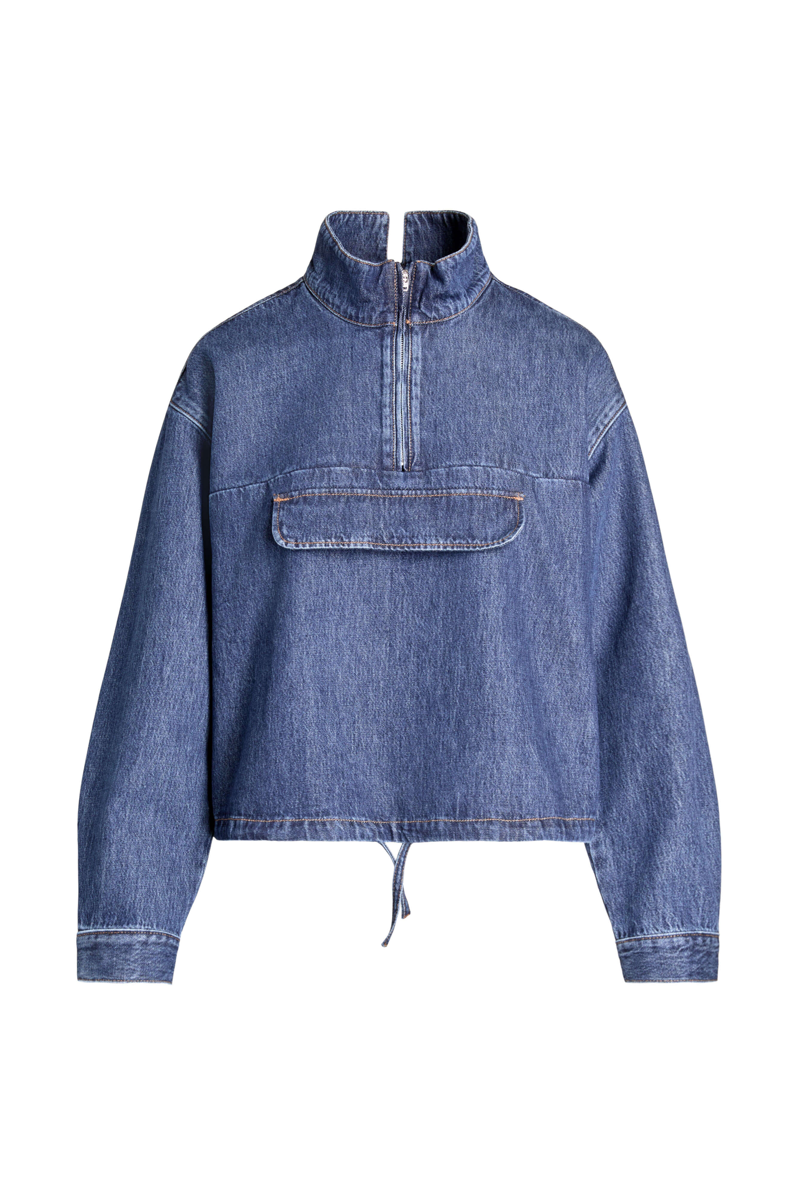 Blaue Denim-Bluse im Troyer-Stil mit Stehkragen, kurzem Reißverschluss, markanter Brusttasche und Tunnelzug am Saum.