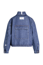 Blaue Denim-Bluse in der Rückansicht mit markantem Logo-Patch, großer Tasche und geschlitztem Stehkragen.