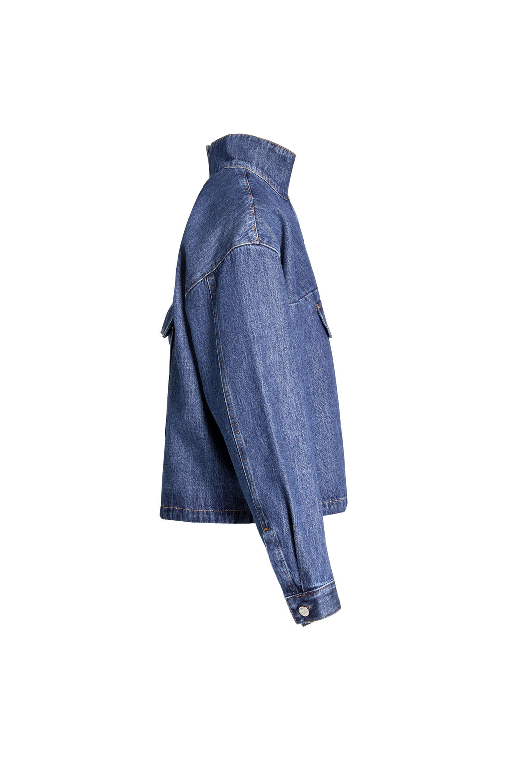 Blaue Denim-Bluse in der Seitenansicht mit hohem Stehkragen und weitem, modernem Schnitt.