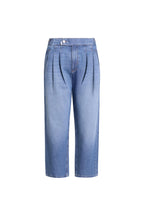 Hellblaue Jeans mit markanten Bundfalten und versetztem Knopfverschluss.