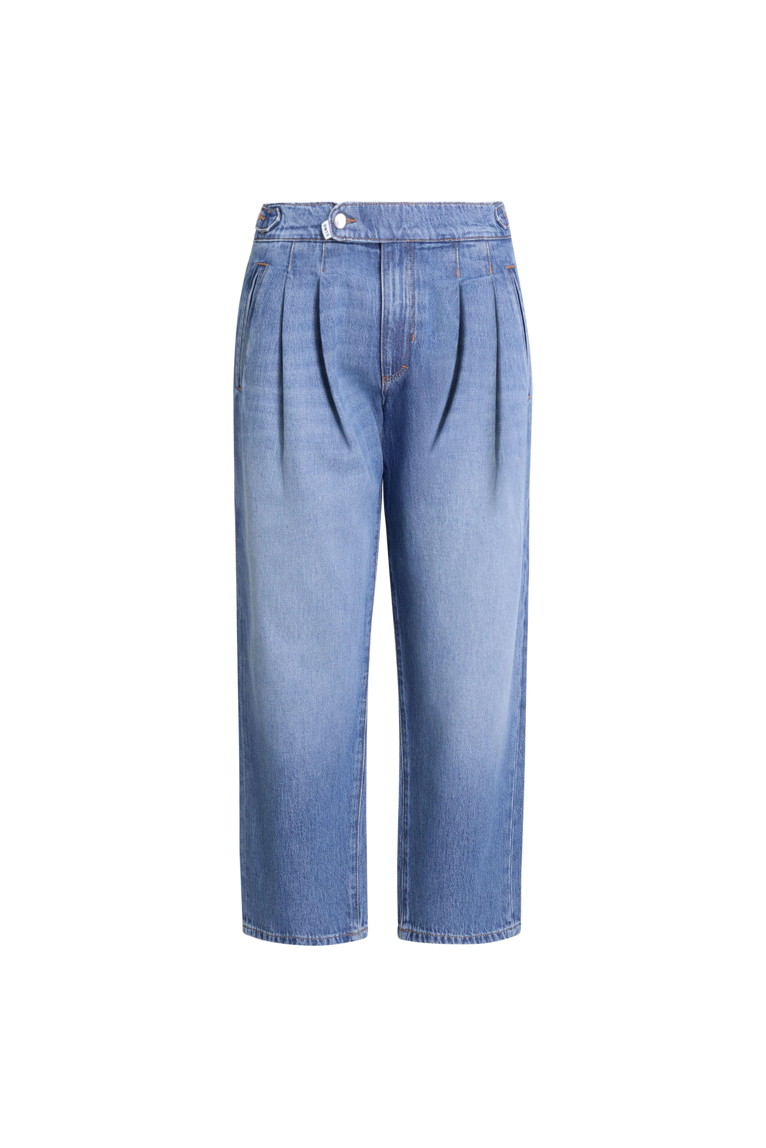 Hellblaue Jeans mit markanten Bundfalten und versetztem Knopfverschluss.