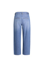 Hellblaue Jeans in der Rückansicht mit Paspeltaschen und dekorativen Riegeln am Bund.