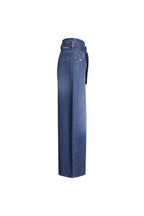Blaue Denim mit weitem Bein in der Seitenansicht mit markantem, doppeltem Bund-Detail.