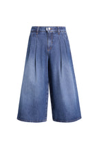 Dunkelblaue Denim-Culotte mit weitem Bein und markanten Bundfalten.