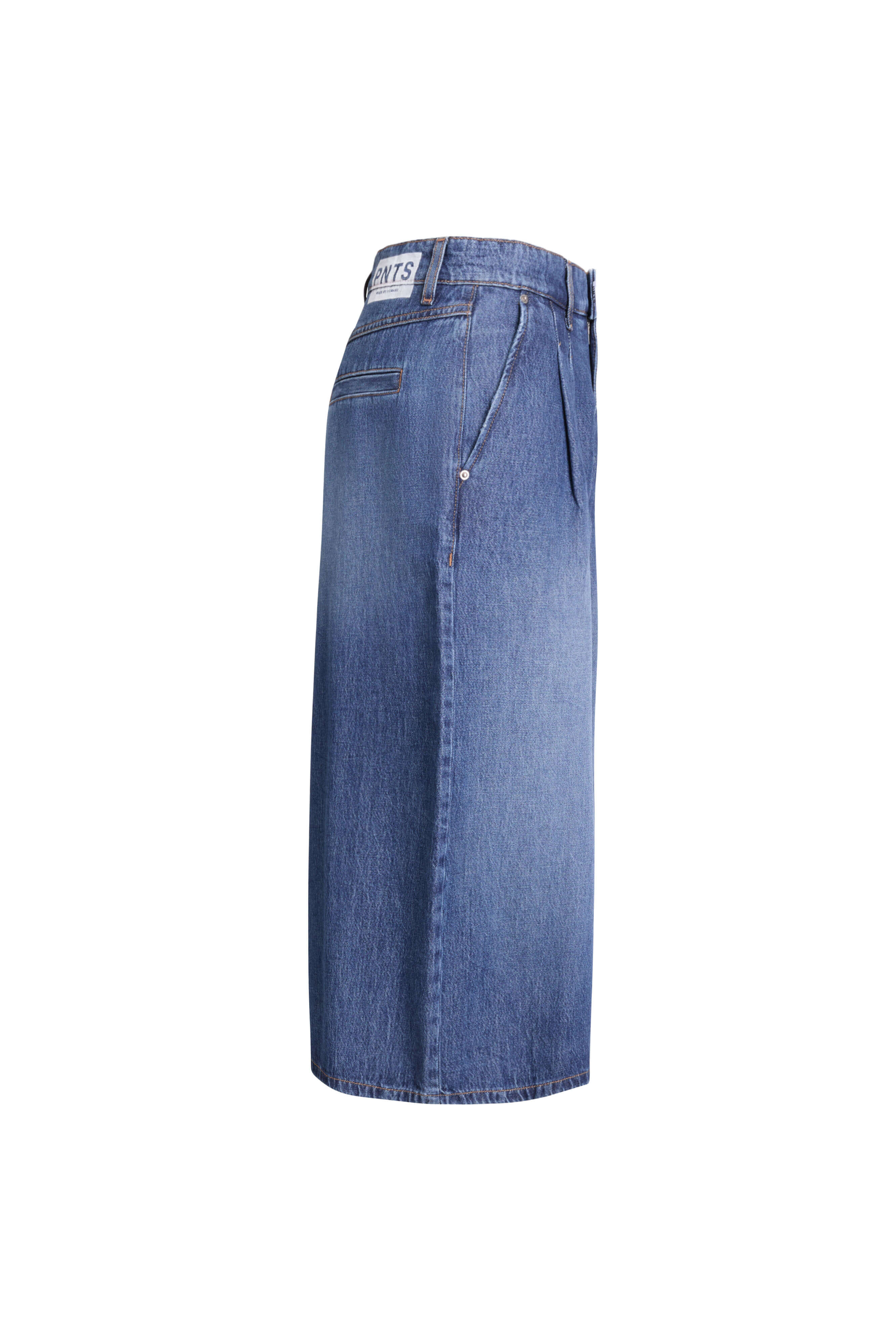 Blaue Denim-Culotte in der Seitenansicht mit schräger Eingrifftasche und markantem Logo-Patch am Bund.