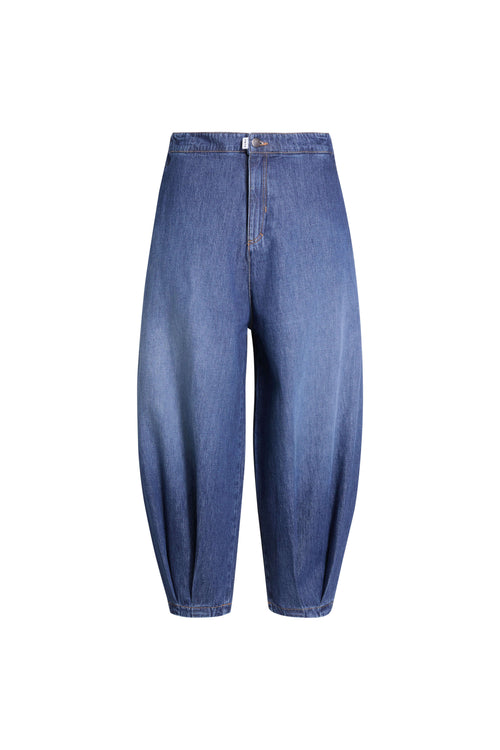 Blaue Denim im Balloon-Fit mit markanten Falten am Beinsaum in der Frontansicht.