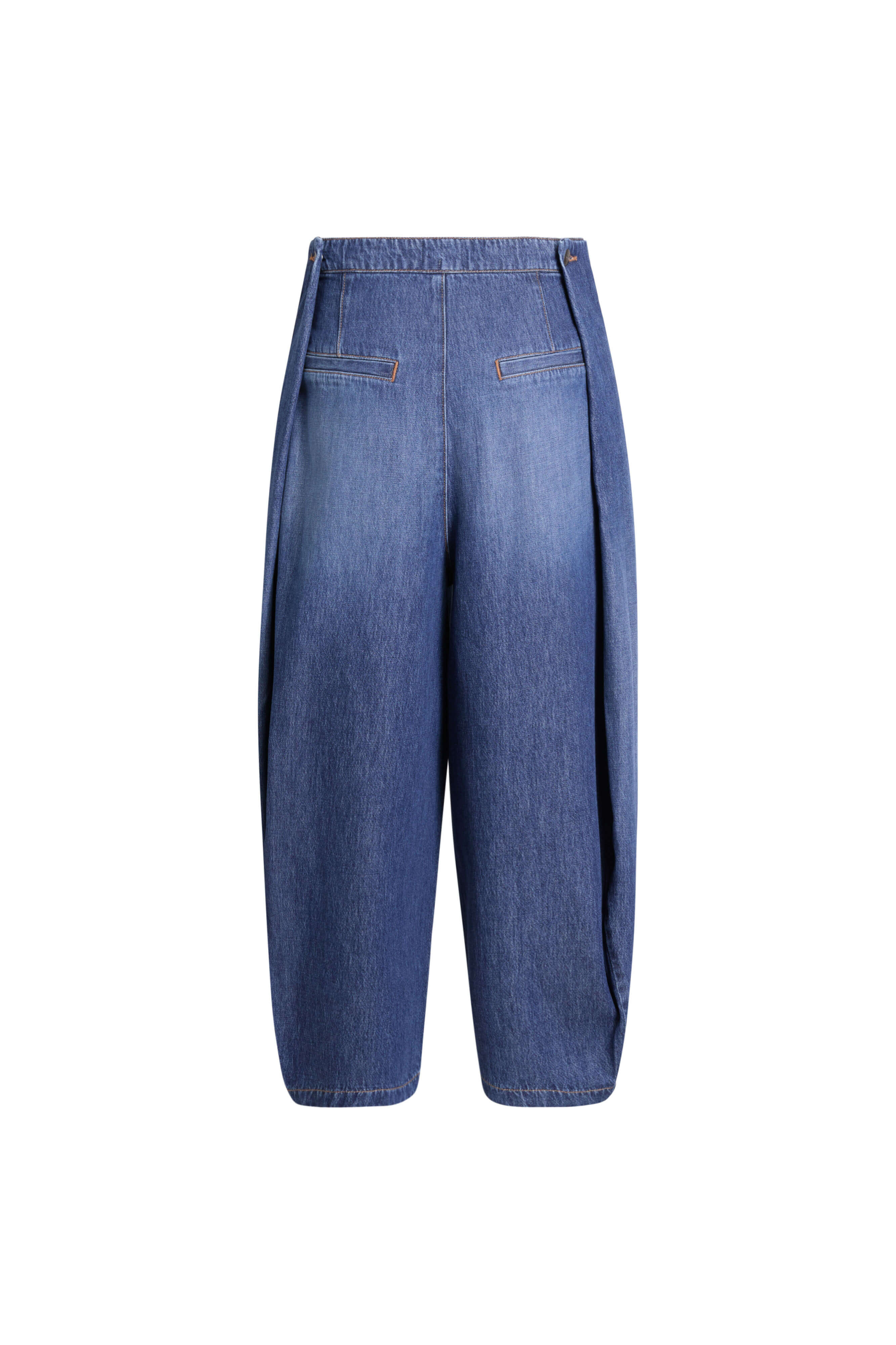Blaue Denim im Balloon-Fit in der Rückansicht mit zwei dezenten Paspeltaschen.