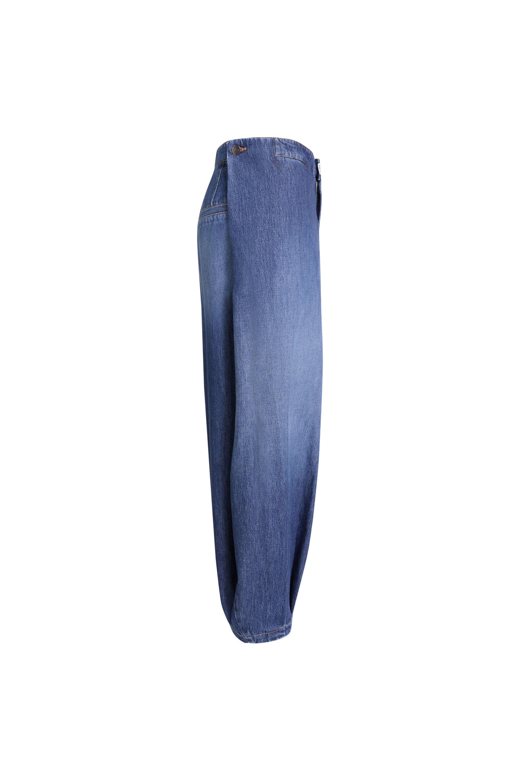 Blaue Denim im Balloon-Fit in der Seitenansicht mit dekorativem Knopf am Bund.