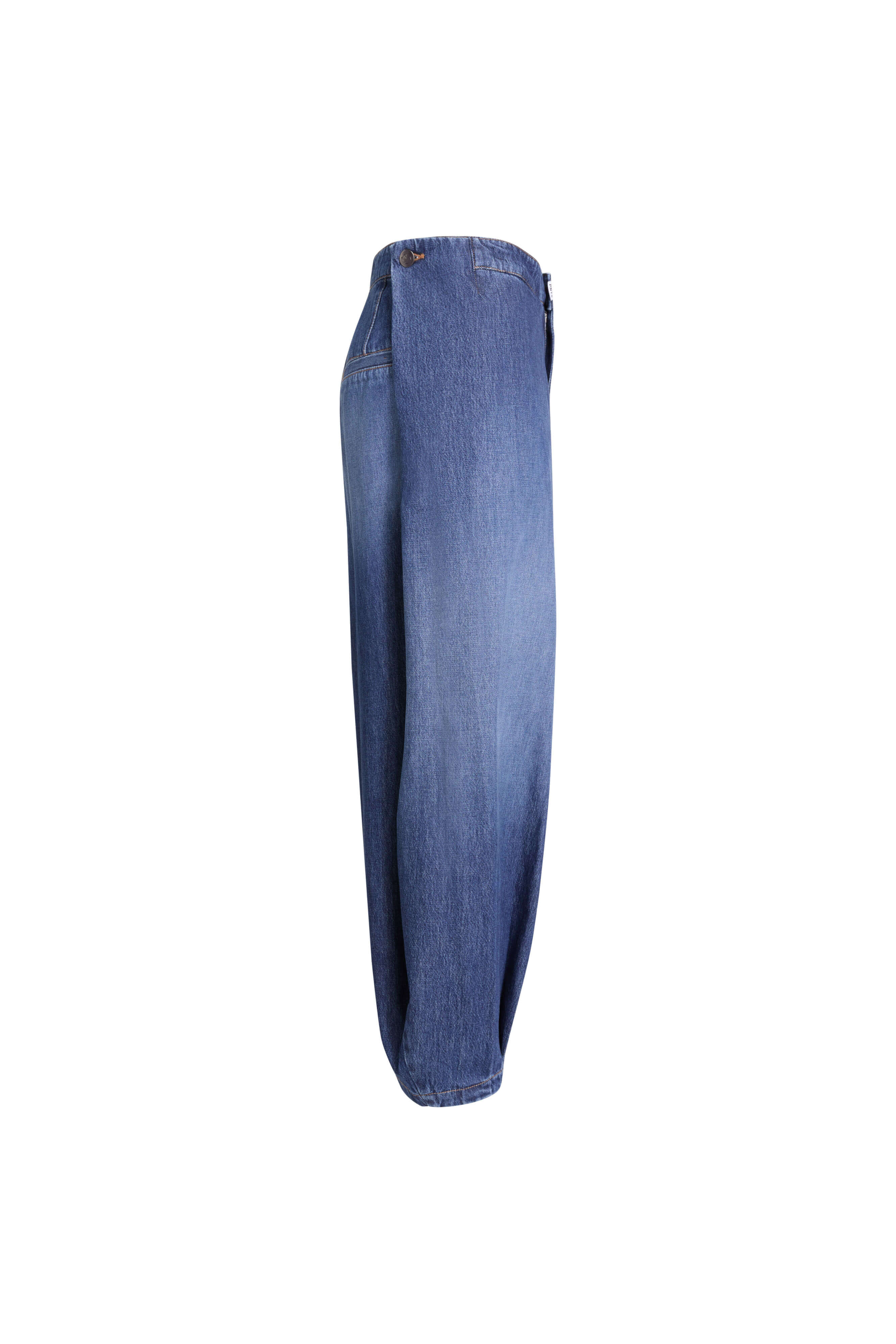 Blaue Denim im Balloon-Fit in der Seitenansicht mit dekorativem Knopf am Bund.