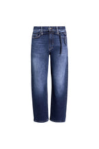 Vorderansicht einer dunkelblauen Jeans mit integriertem Bindegürtel an der Taille.