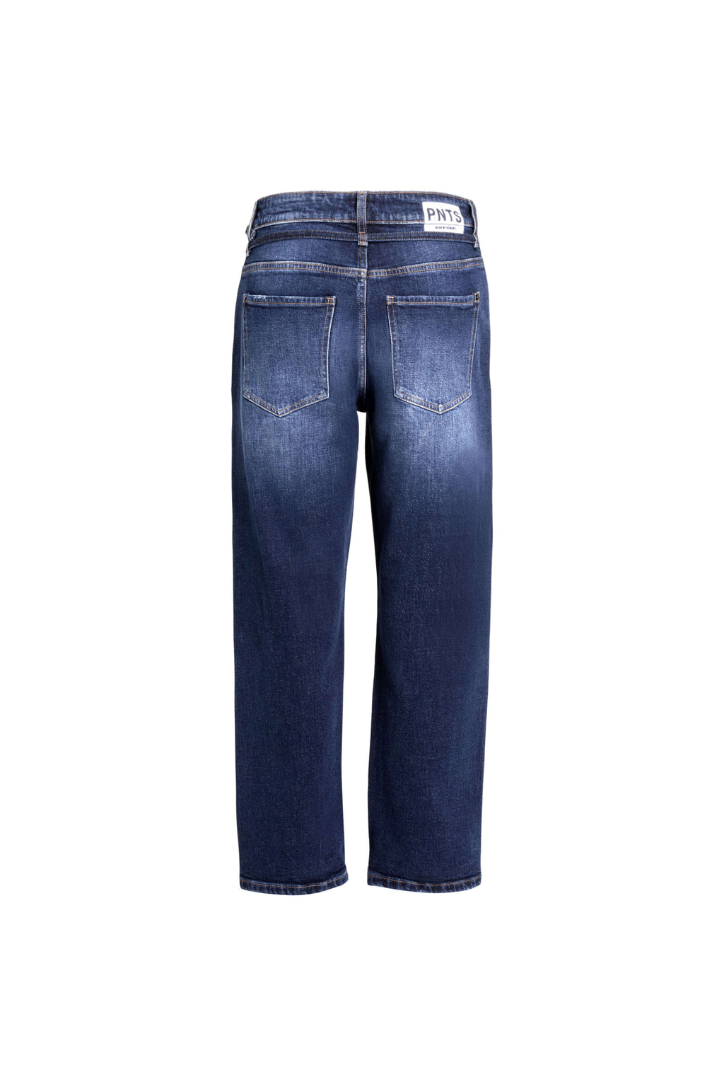 Rückansicht einer dunkelblauen Jeans mit Gesäßtaschen und weißem Label-Patch am Bund.