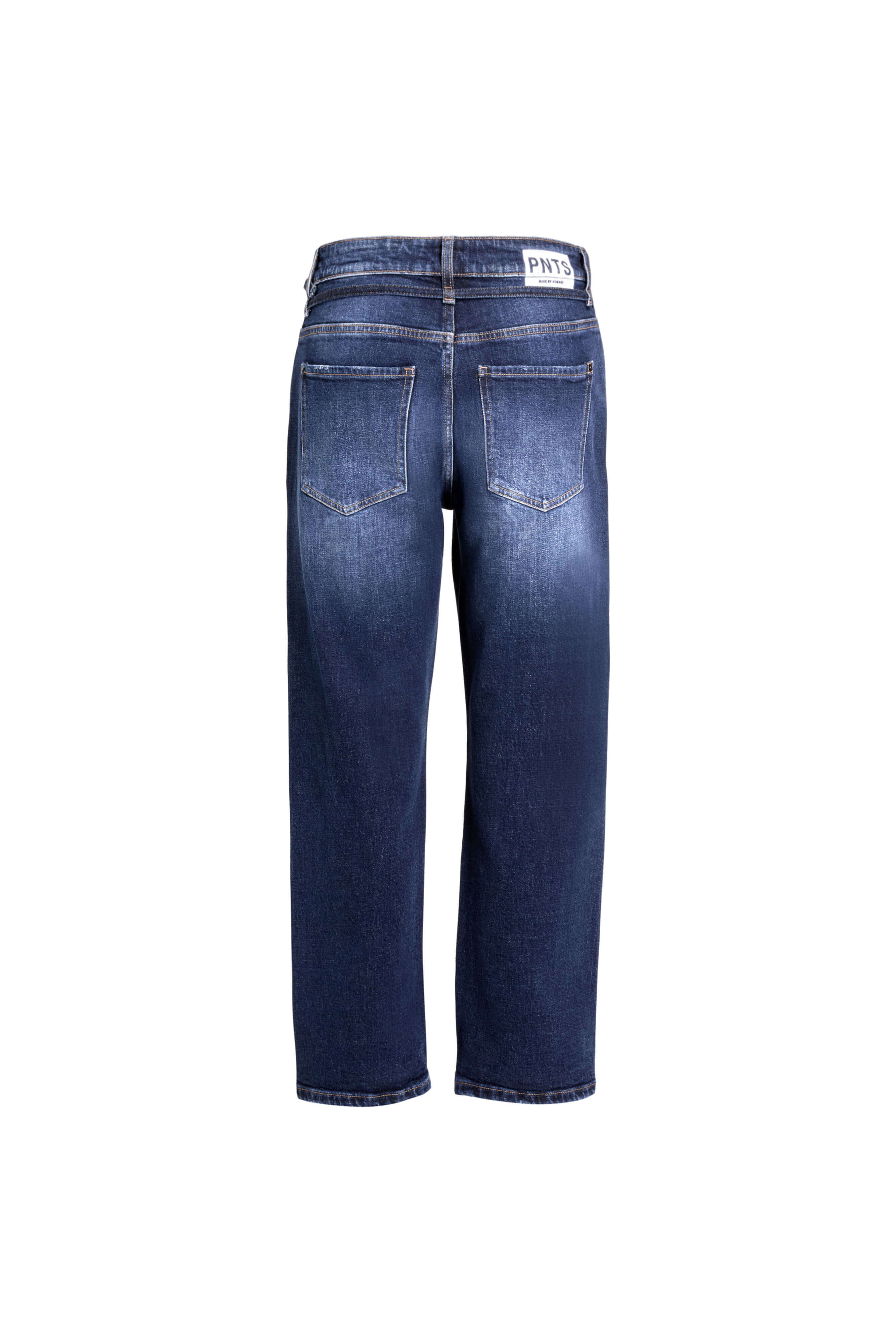 Rückansicht einer dunkelblauen Jeans mit Gesäßtaschen und weißem Label-Patch am Bund.