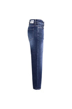 Seitenansicht einer dunkelblauen Jeans mit weißem Label-Patch am Bund.