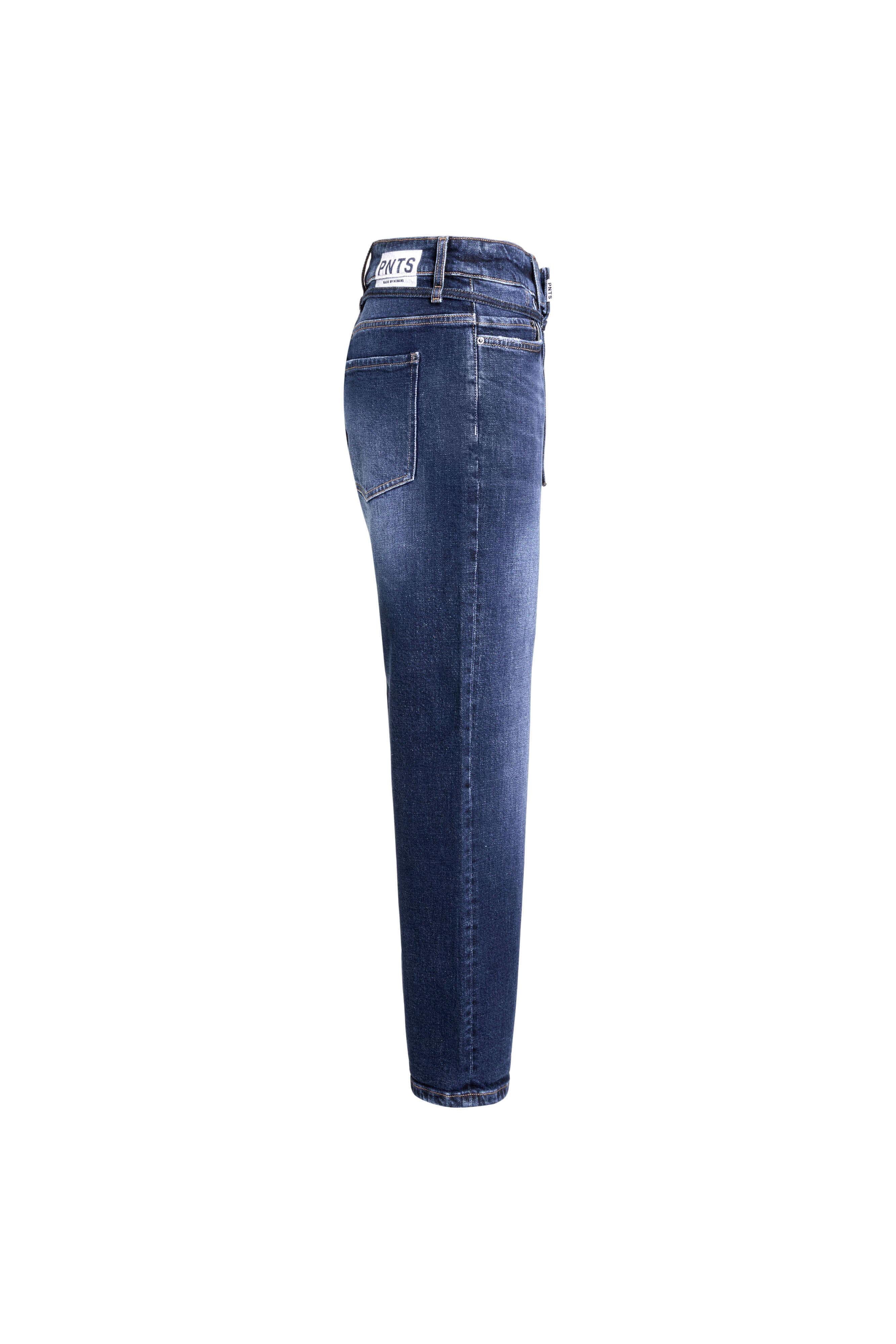 Seitenansicht einer dunkelblauen Jeans mit weißem Label-Patch am Bund.