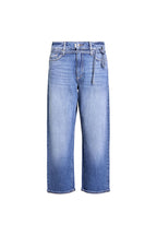 Vorderansicht einer mittelblauen Jeans mit integriertem Bindegürtel an der Taille.