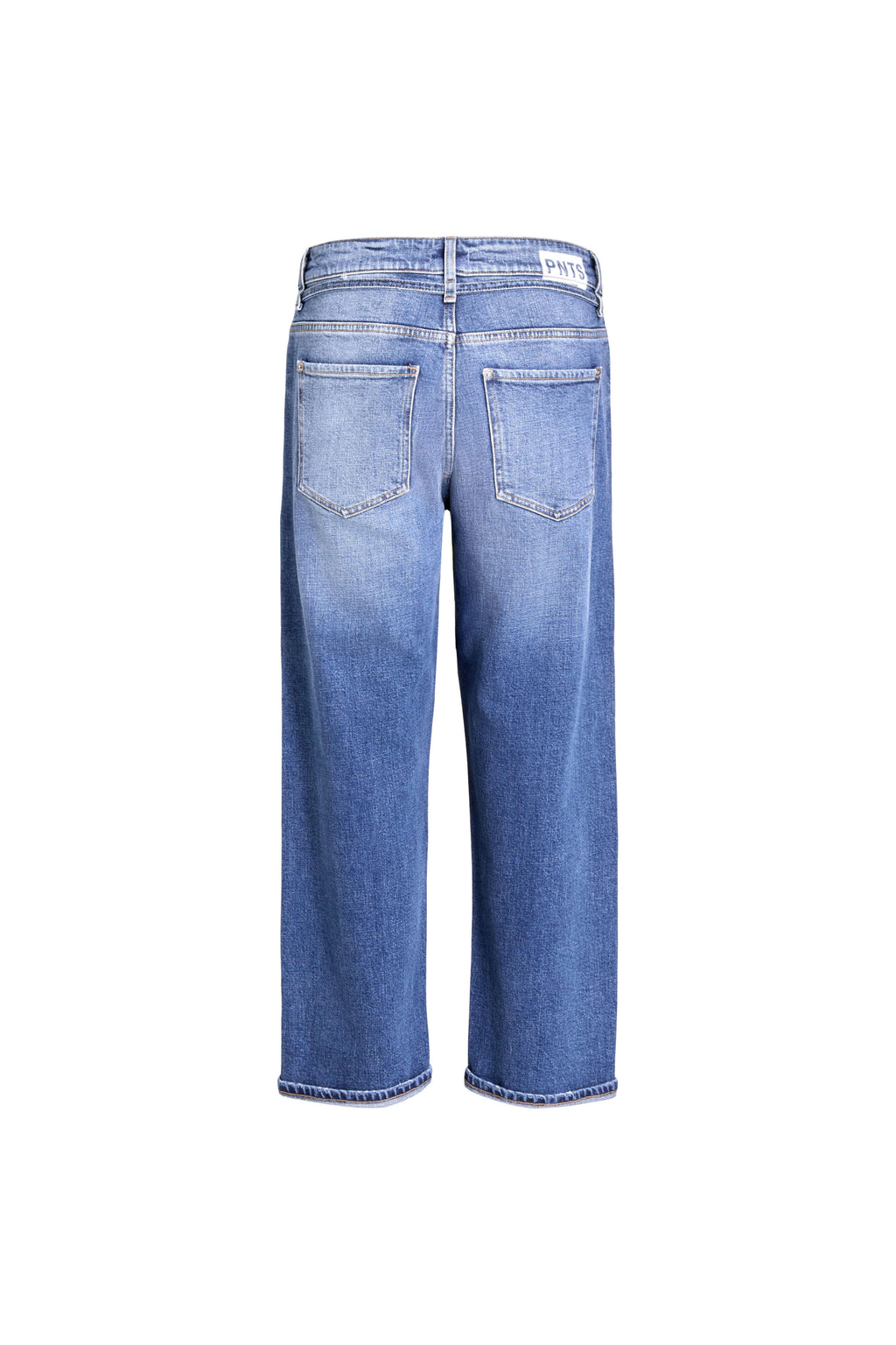 Rückansicht einer mittelblauen Jeans mit Gesäßtaschen und weißem Label-Patch am Bund.
