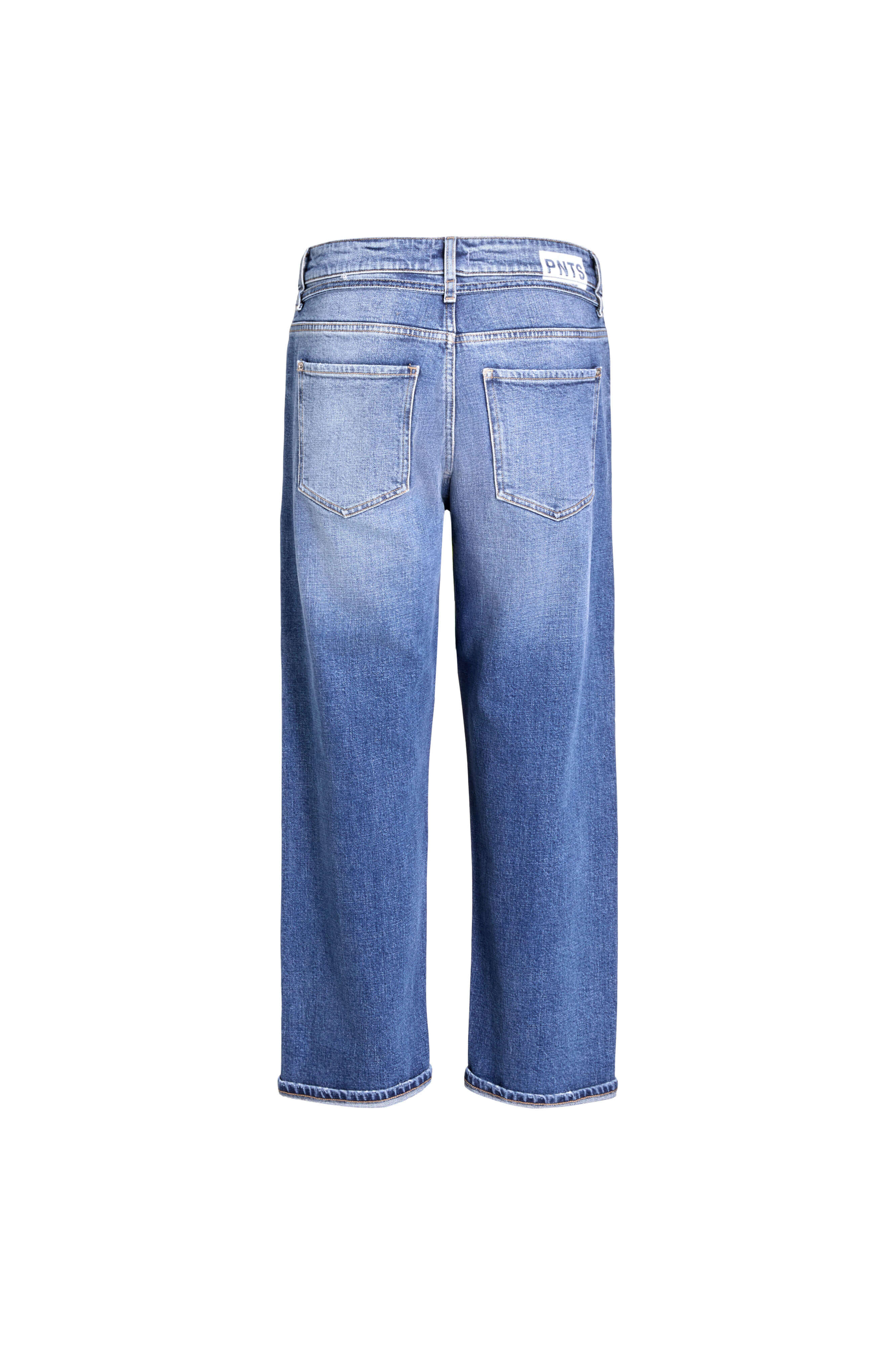 Rückansicht einer mittelblauen Jeans mit Gesäßtaschen und weißem Label-Patch am Bund.