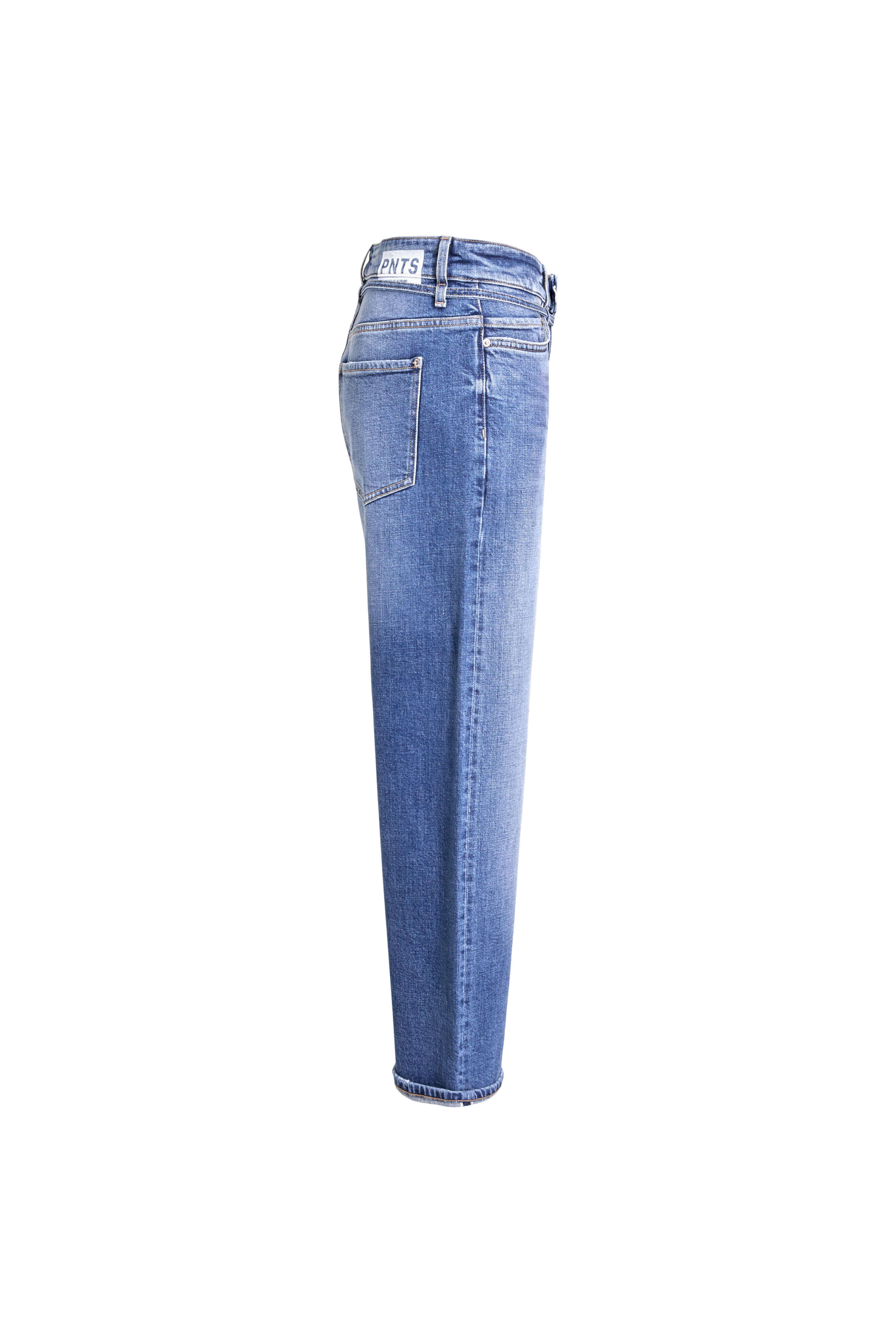 Seitenansicht einer mittelblauen Jeans mit weißem Label-Patch am Bund.