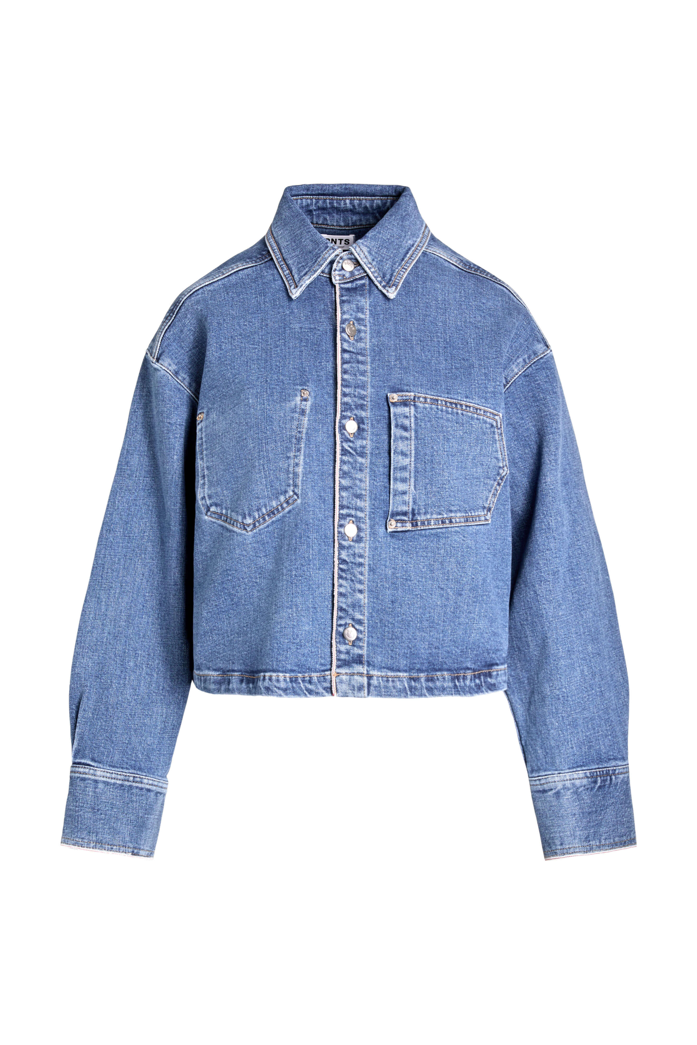 Vorderansicht einer mittelblauen, kurz geschnittenen Jeansjacke mit Brusttaschen.