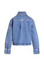 Rückansicht einer mittelblauen Jeansjacke.