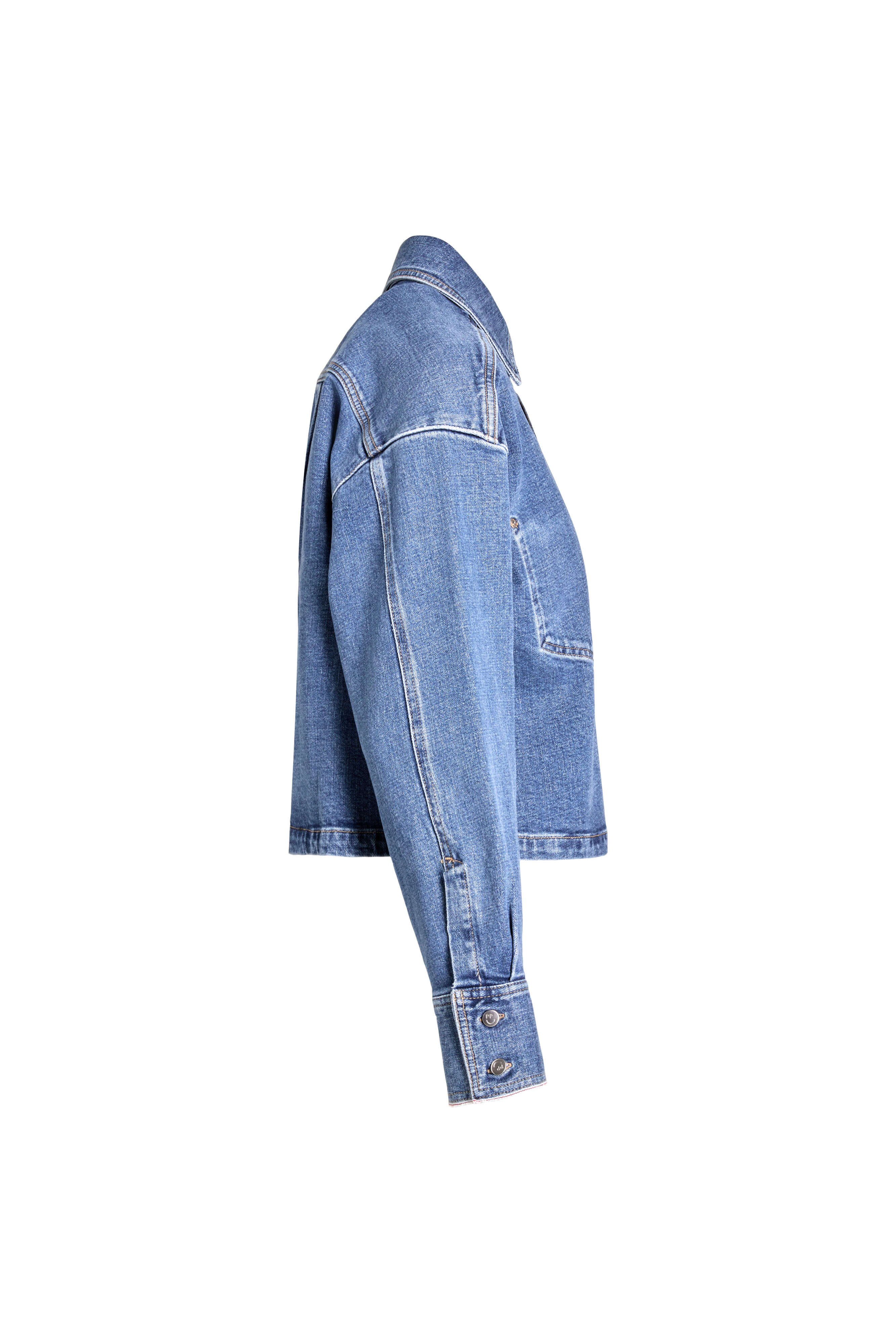 Seitenansicht einer mittelblauen, kurz geschnittenen Jeansjacke.