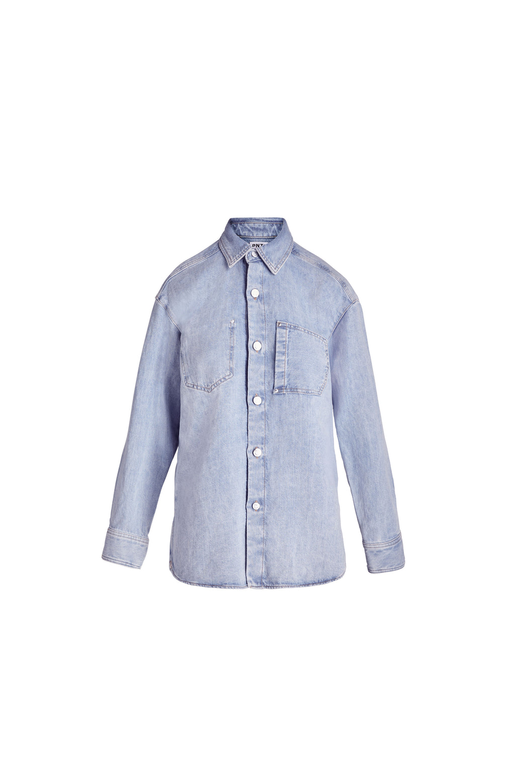 Hellblaue Denim-Bluse in der Frontansicht mit klassischem Kragen, weißer Knopfleiste und aufgesetzter Brusttasche.