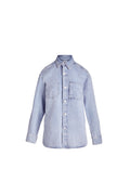 Hellblaue Denim-Bluse in der Frontansicht mit klassischem Kragen, weißer Knopfleiste und aufgesetzter Brusttasche.