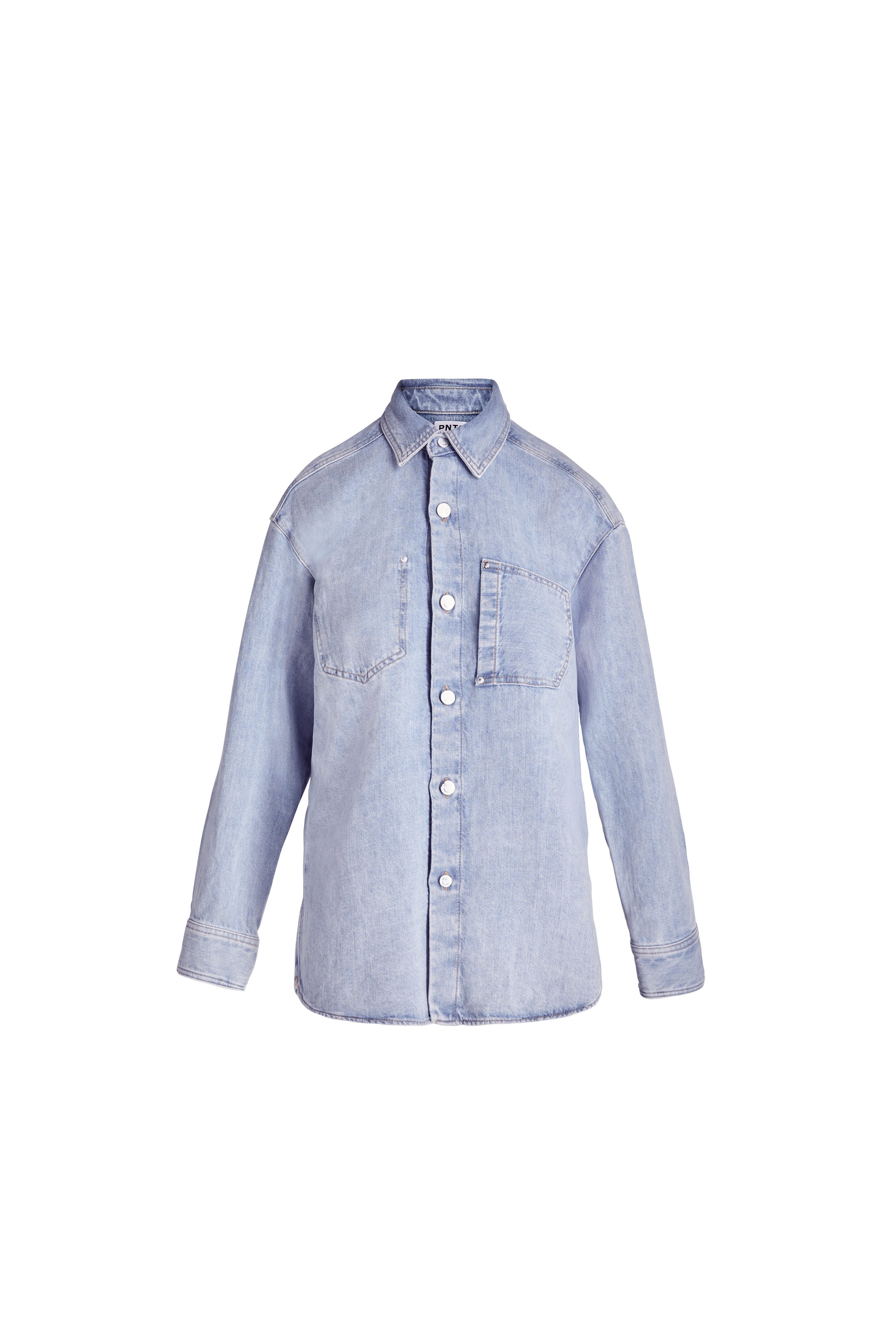 Hellblaue Denim-Bluse in der Frontansicht mit klassischem Kragen, weißer Knopfleiste und aufgesetzter Brusttasche.