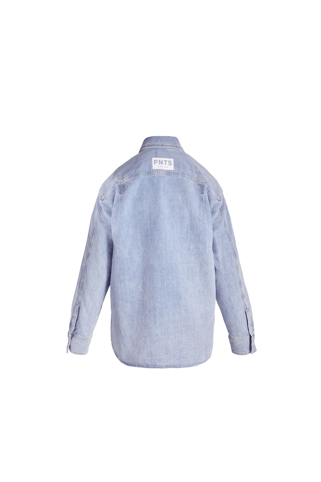 Hellblaue Denim-Bluse in der Rückansicht mit weißem Logo-Patch im Nackenbereich.