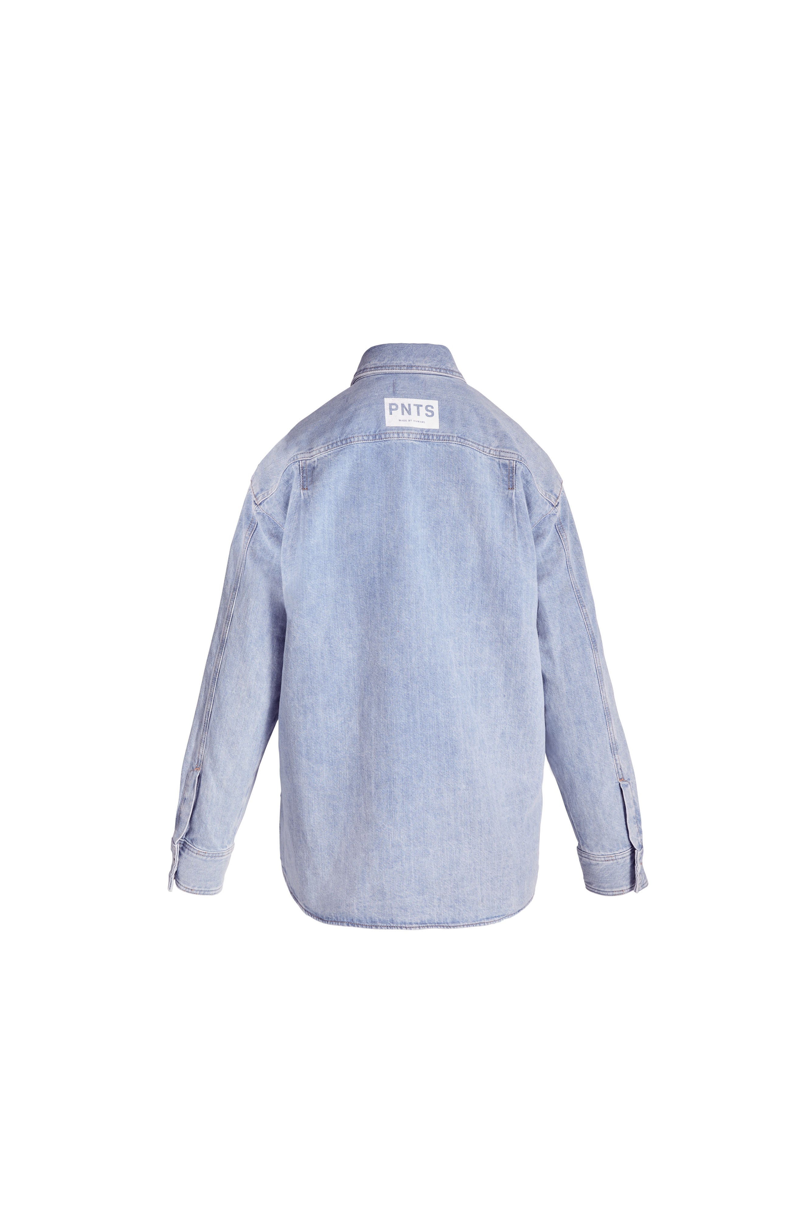 Hellblaue Denim-Bluse in der Rückansicht mit weißem Logo-Patch im Nackenbereich.