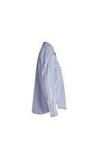 Hellblaue Denim-Bluse in der Seitenansicht mit klassischem Kragen und abgerundetem Saum.
