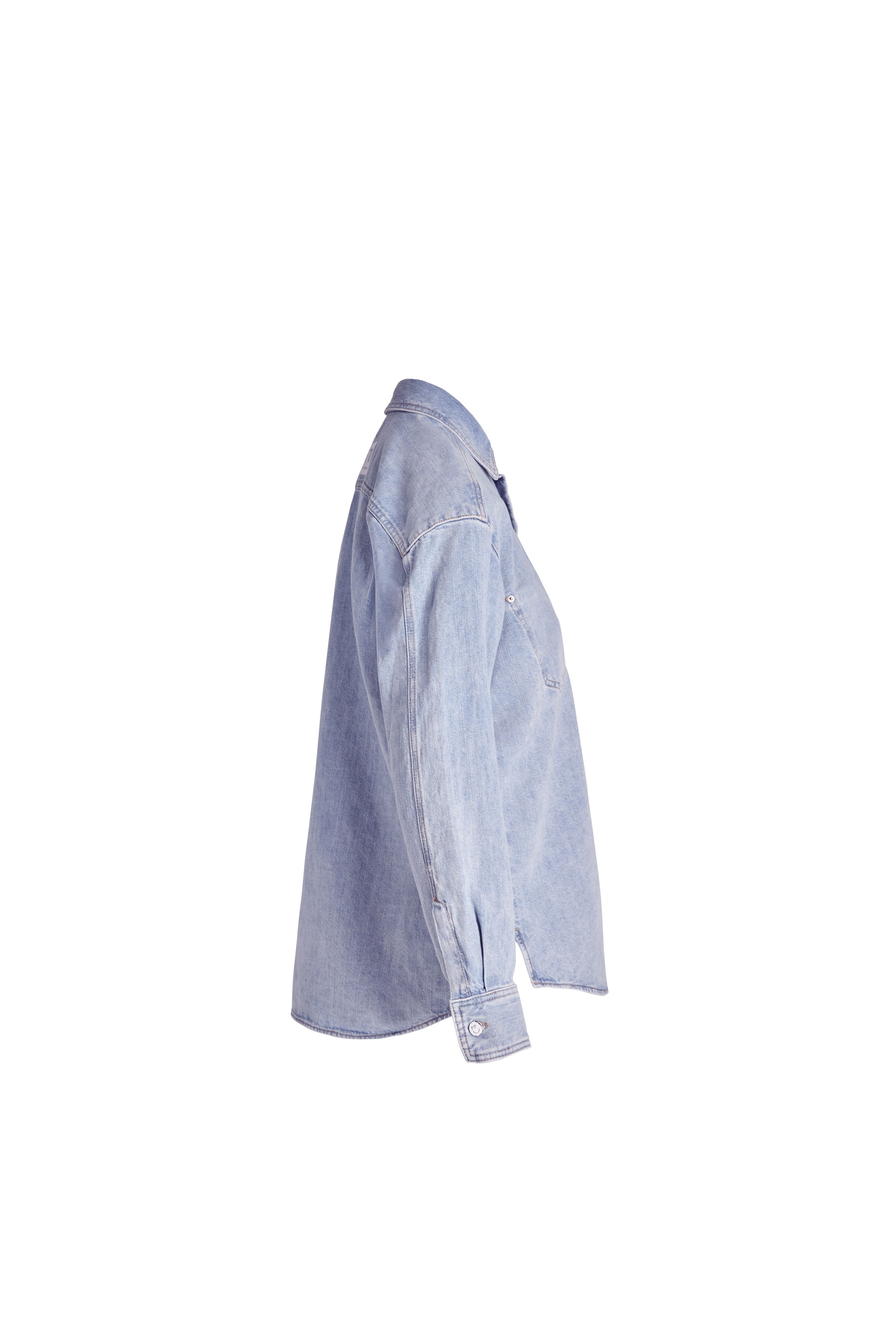 Hellblaue Denim-Bluse in der Seitenansicht mit klassischem Kragen und abgerundetem Saum.