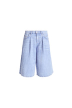 Hellblaue Denim-Culotte mit weitem Bein und markanten Bundfalten.