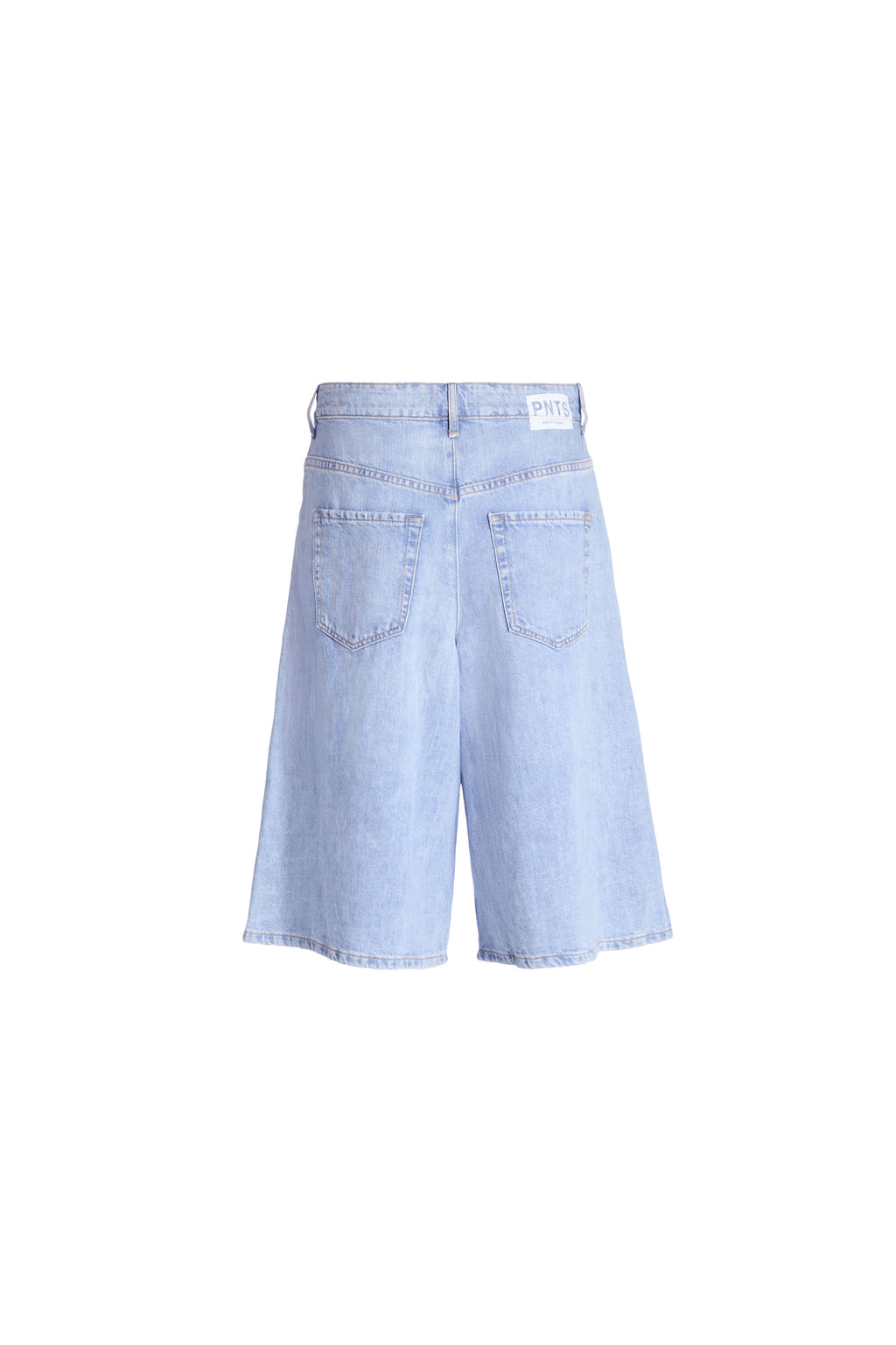 Hellblaue Denim-Culotte in der Rückansicht mit zwei Gesäßtaschen und weißem Logo-Patch am Bund.