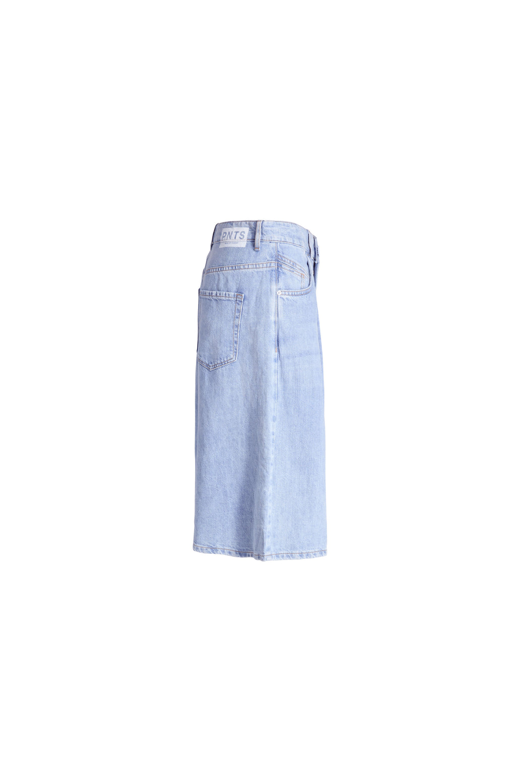 Hellblaue Denim-Culotte in der Seitenansicht mit Logo-Patch am Bund.