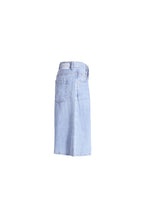 Hellblaue Denim-Culotte in der Seitenansicht mit Logo-Patch am Bund.