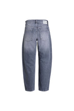 Rückansicht einer weit geschnittenen Jeans in grauer Waschung mit weißem Label-Patch.