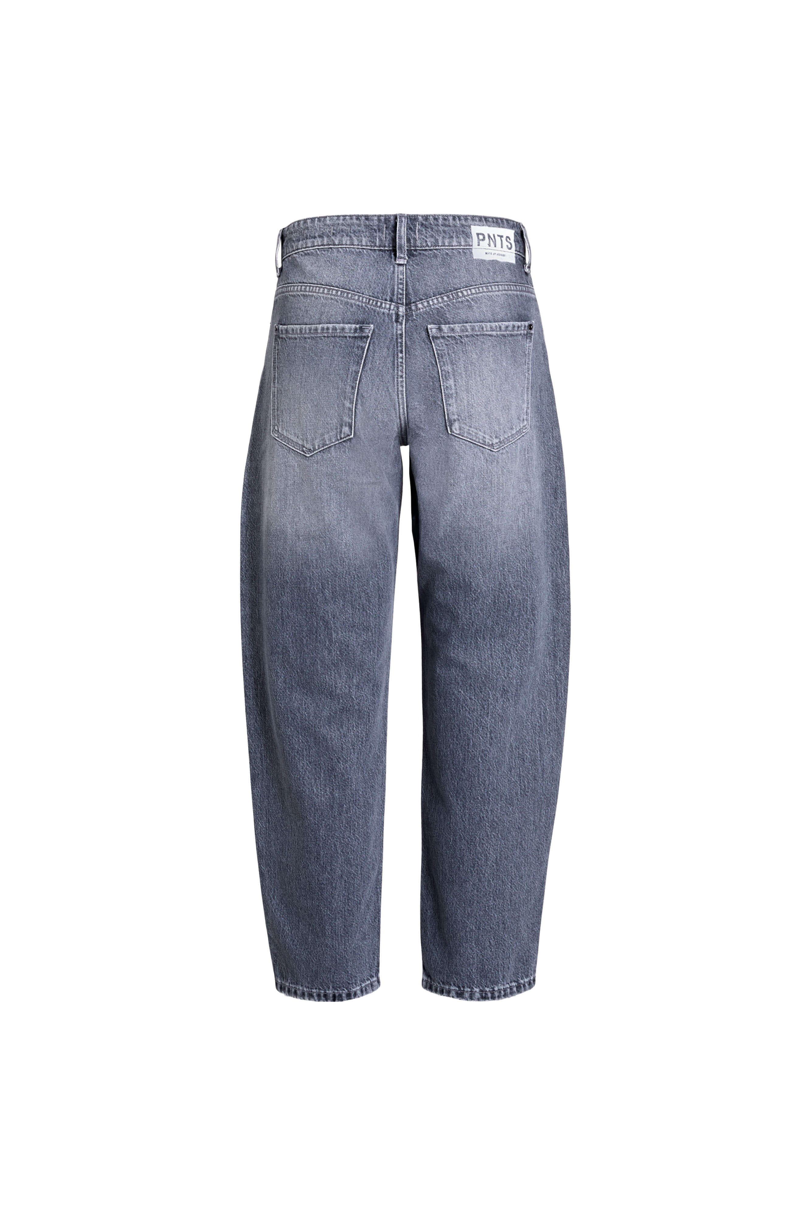 Rückansicht einer weit geschnittenen Jeans in grauer Waschung mit weißem Label-Patch.