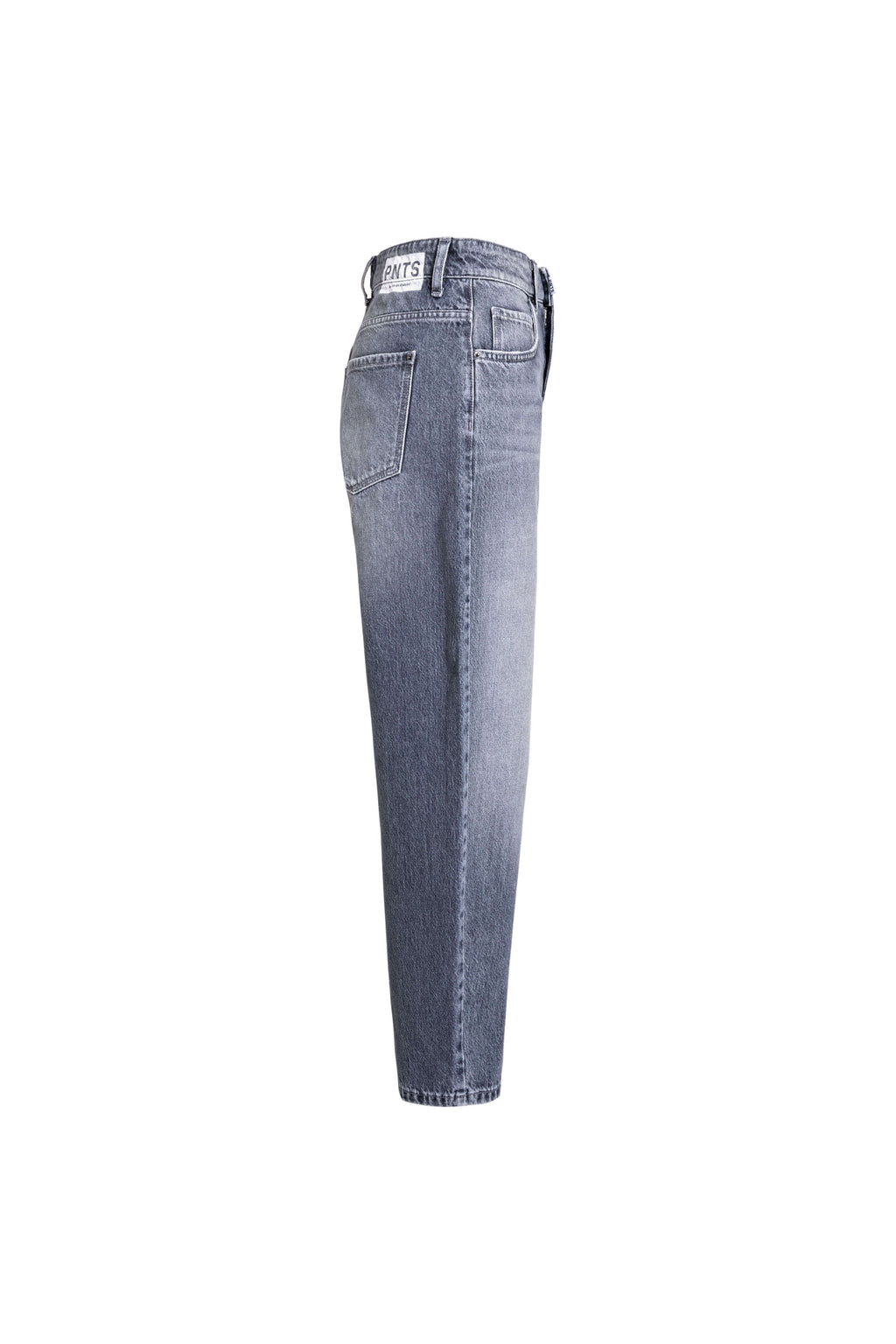 Seitenansicht einer weit geschnittenen Jeans in grauer Waschung mit weißem Label-Patch.