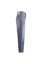 Seitenansicht einer weit geschnittenen Jeans in grauer Waschung mit weißem Label-Patch.