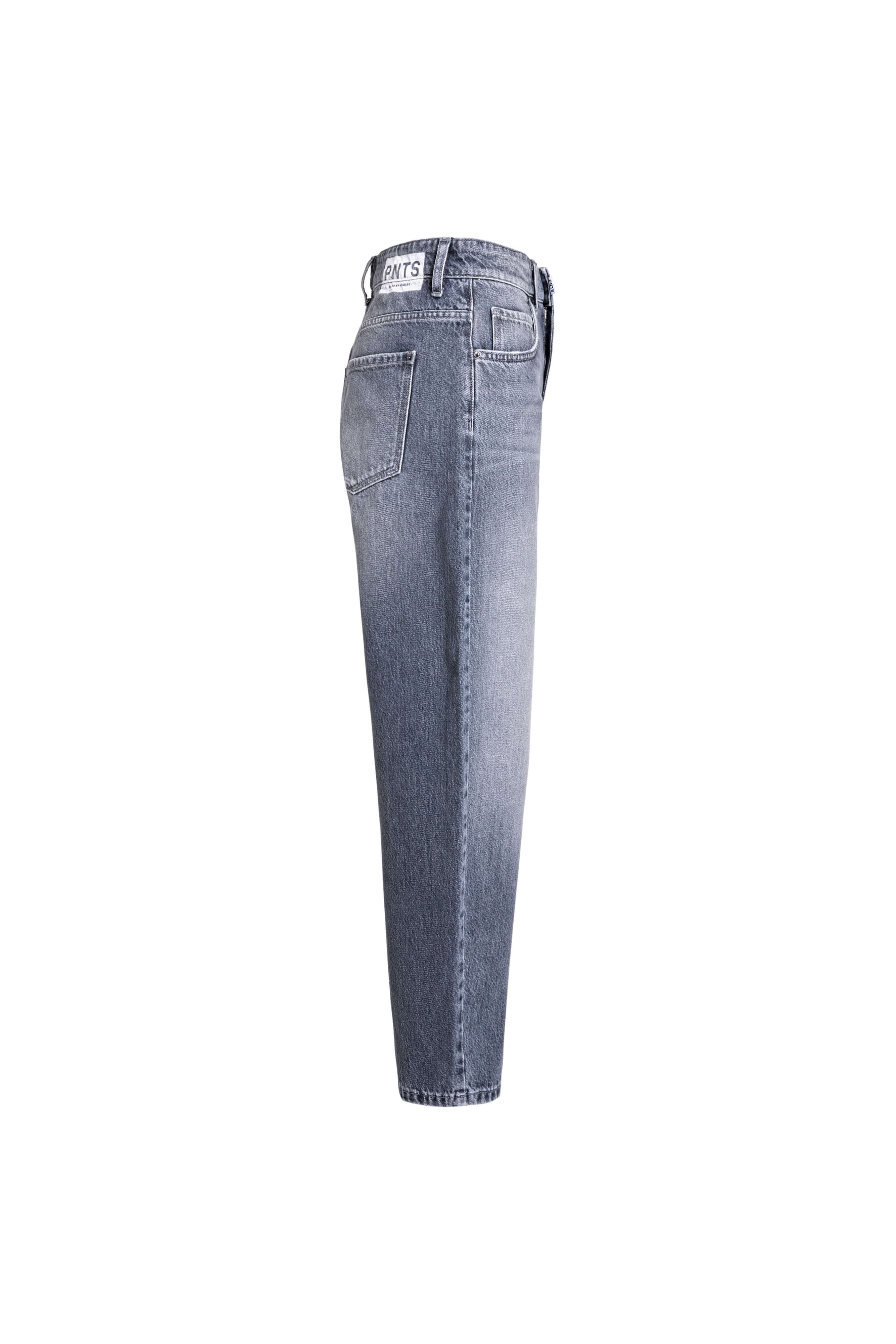 Seitenansicht einer weit geschnittenen Jeans in grauer Waschung mit weißem Label-Patch.