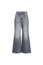 Vorderansicht einer grauen Wide-Leg-Jeans.