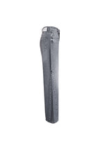 Seitenansicht einer grauen Wide-Leg-Jeans mit weißem Label-Patch am Bund.