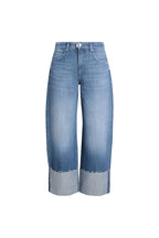Vorderansicht einer mittelblauen Jeans mit weitem Bein und breiten Aufschlägen.