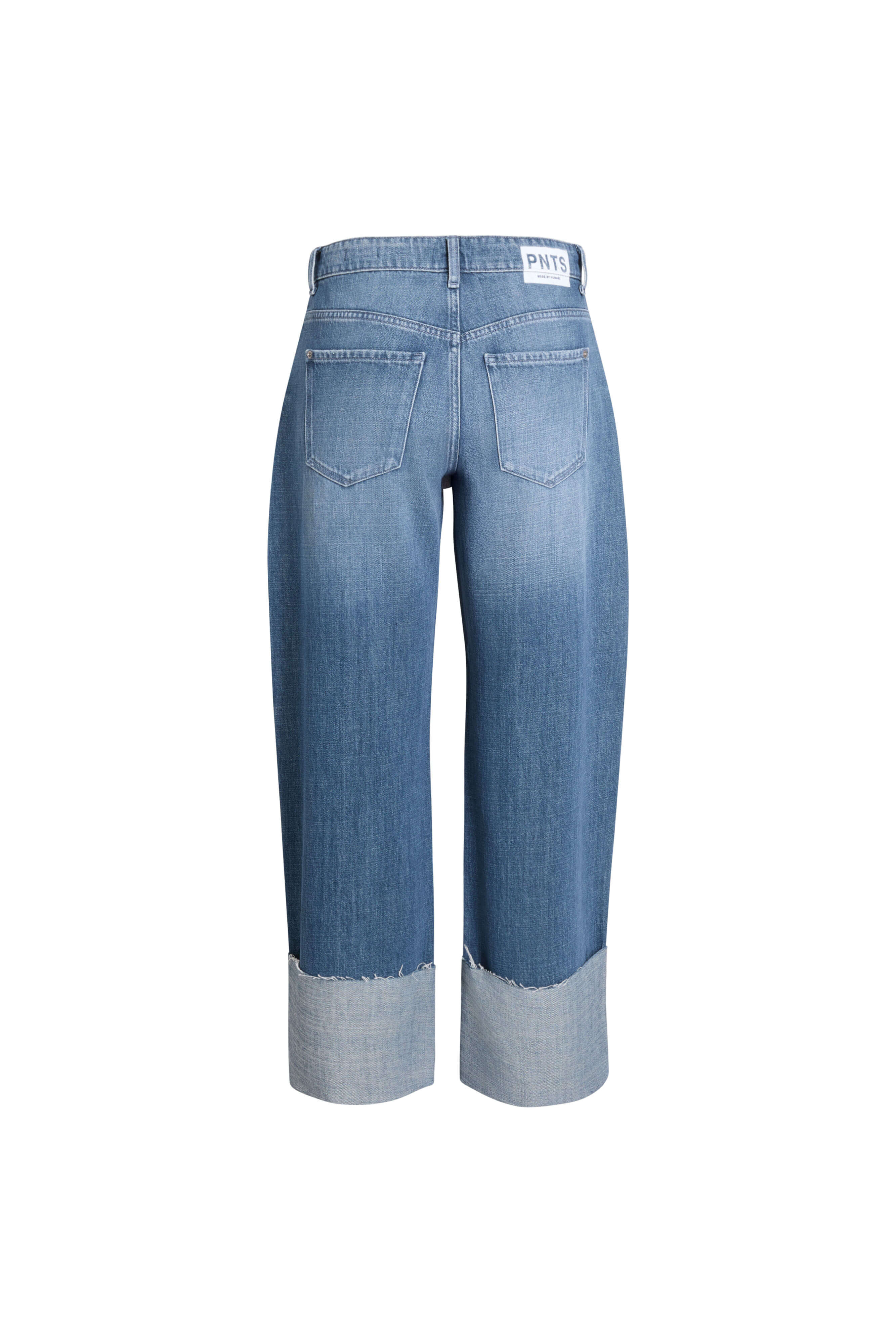 Rückansicht einer mittelblauen Jeans mit weitem Bein, breiten Aufschlägen und weißem Label-Patch.