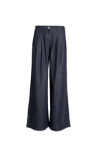 Vorderansicht einer dunkelblauen Wide-Leg-Hose mit Bundfalten.