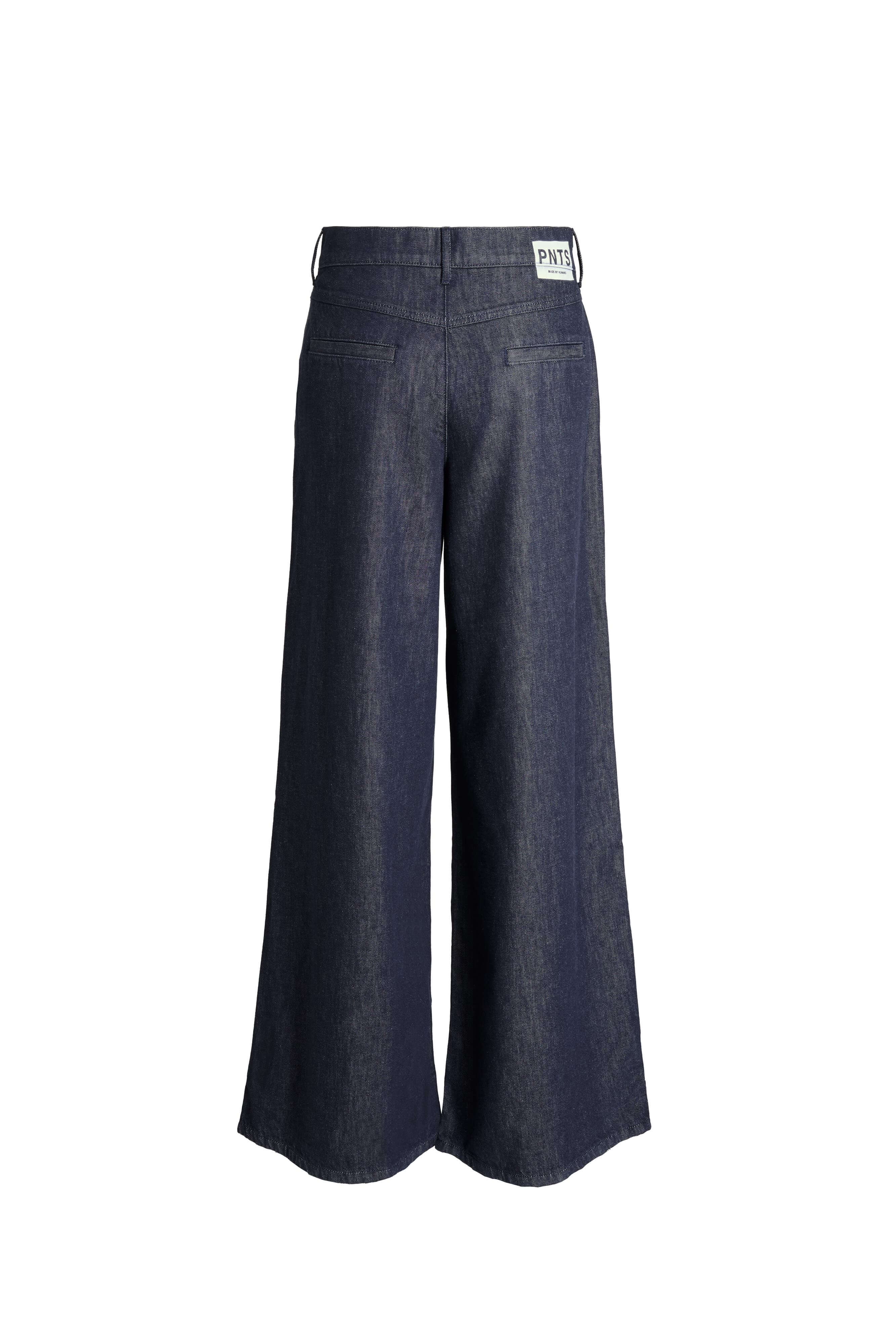 Rückansicht einer dunkelblauen Wide-Leg-Hose mit weißem Label-Patch.
