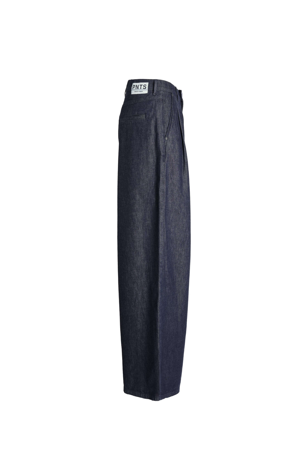 Seitenansicht einer dunkelblauen Wide-Leg-Hose mit weißem Label-Patch am Bund.