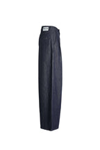 Seitenansicht einer dunkelblauen Wide-Leg-Hose mit weißem Label-Patch am Bund.