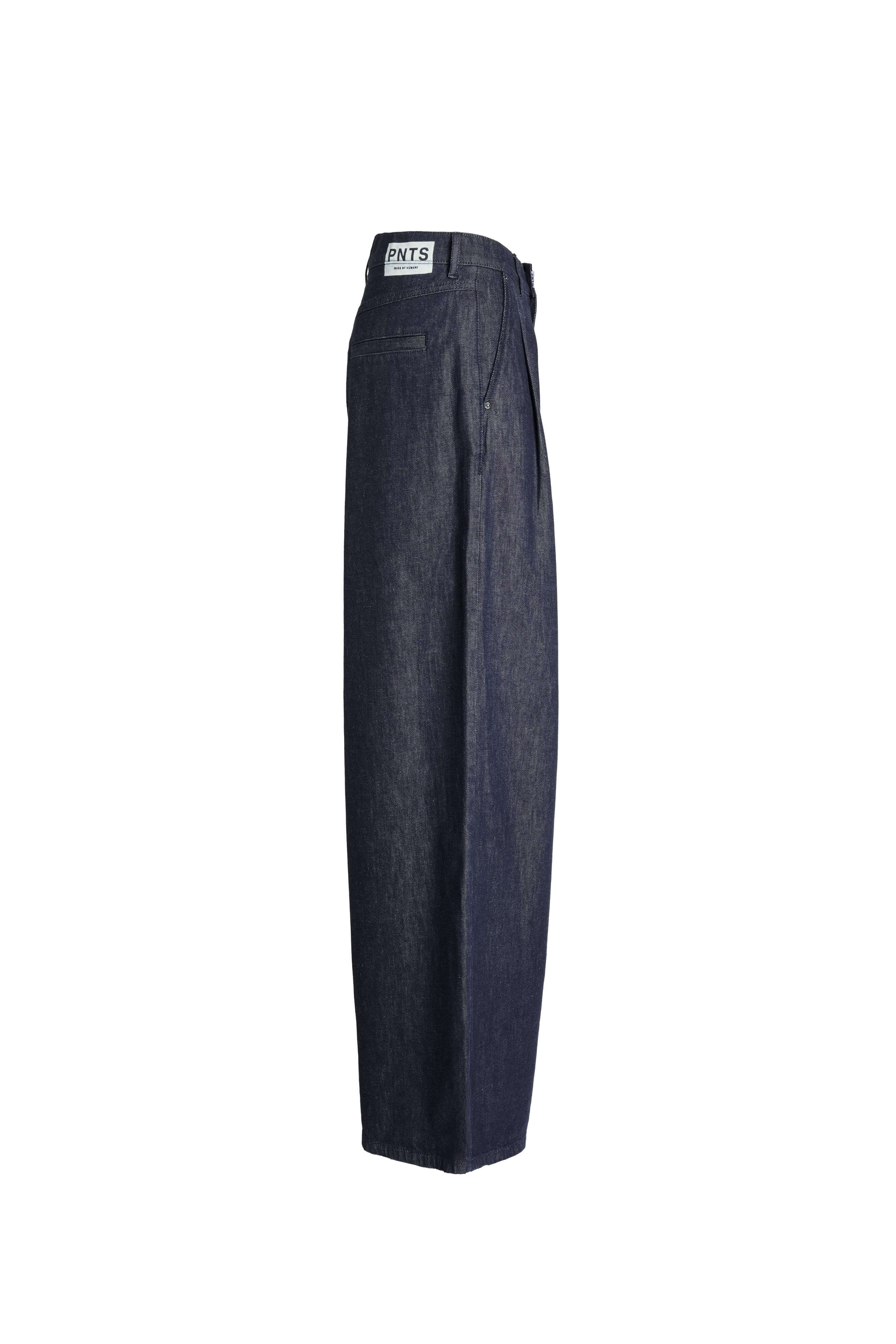 Seitenansicht einer dunkelblauen Wide-Leg-Hose mit weißem Label-Patch am Bund.